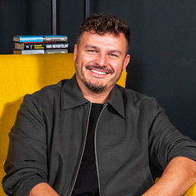 Roman Staša v pořadu eXtra Host.