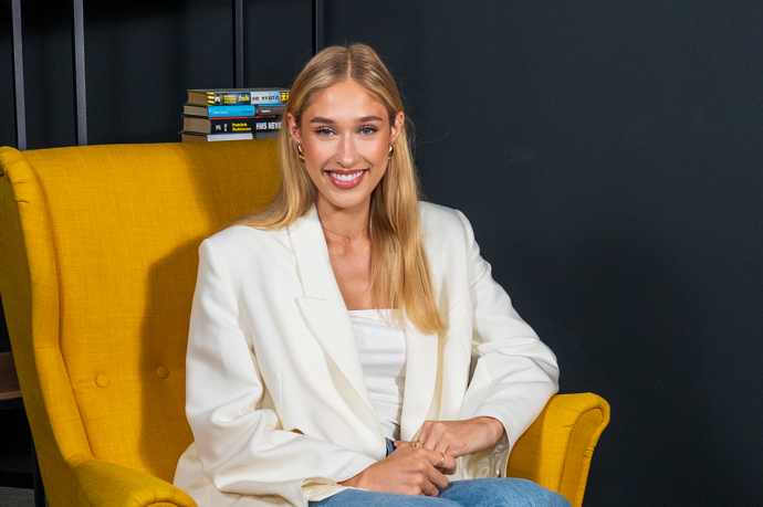 Adéla Šedová v pořadu eXtra Host. 
