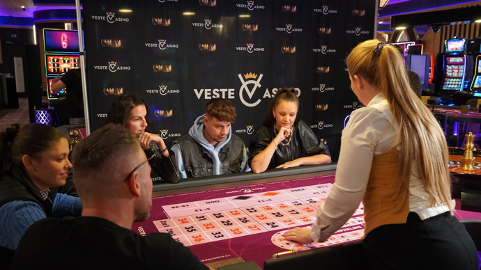 Účastníci Zrádců v kasinu Vestec. 