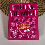 Aktuálně je na pultech knihkupectví nová kniha Michala Viewegha, Laškování a skalpování.