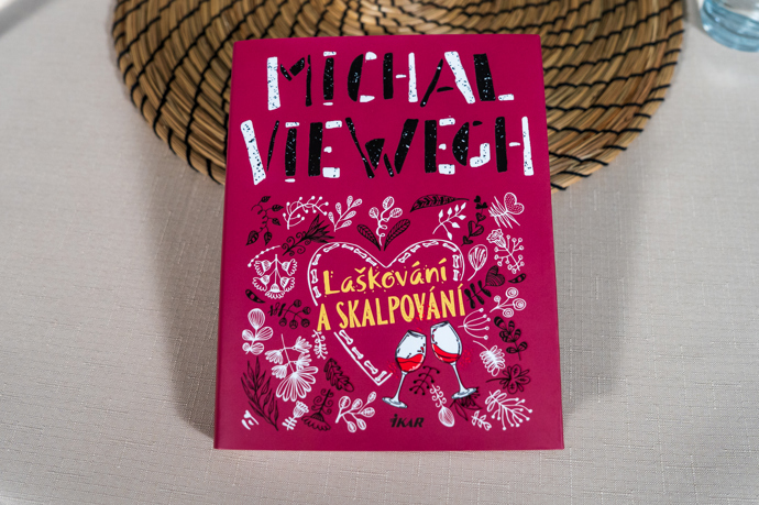 Aktuálně je na pultech knihkupectví nová kniha Michala Viewegha, Laškování a skalpování. 