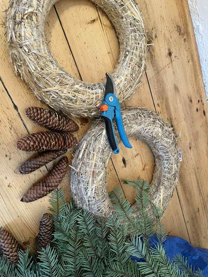 Hobby markety dnes nabízí skvělý servis. Hned u slaměných korpusů nabízeli také veškerý další materiál pro věnce - ideální!