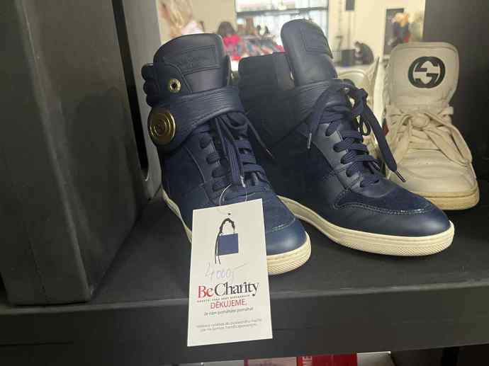 Boty Louis Vuitton vyšly na 4000 korun.