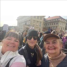 Eva Holubová na Hradčanském náměstí.