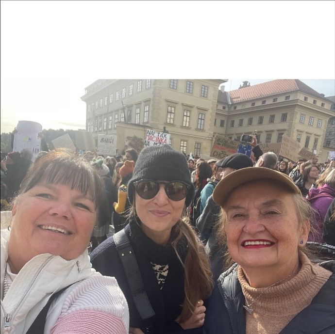 Eva Holubová na Hradčanském náměstí.