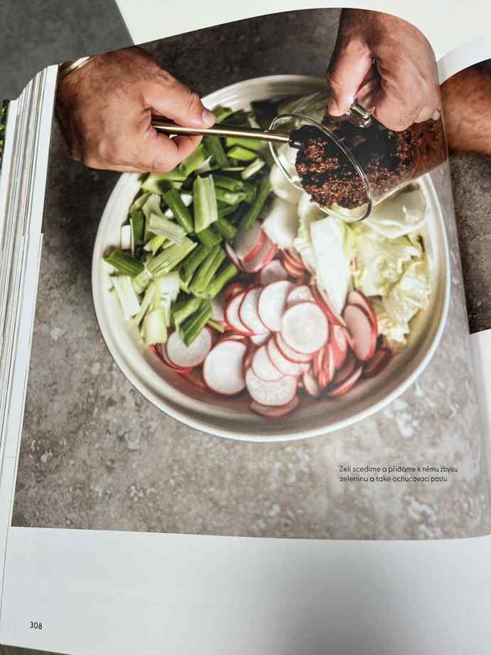 Zelí scedíme a přidáme k němu zbylou zeleninu a také ochucovací pastu. 