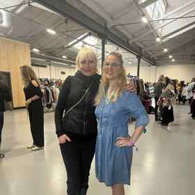 Spisovatelka Barbara Nesvadbová byla celou dobu na bazaru přítomna, a dokonce mi schválila můj výběr džínových šatů. Stály krásných 200 korun. 