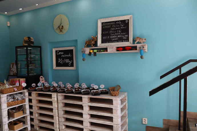 Nábytek v cukrárně povětšinou tvoří fotogenické a lehké dřevěné palety.