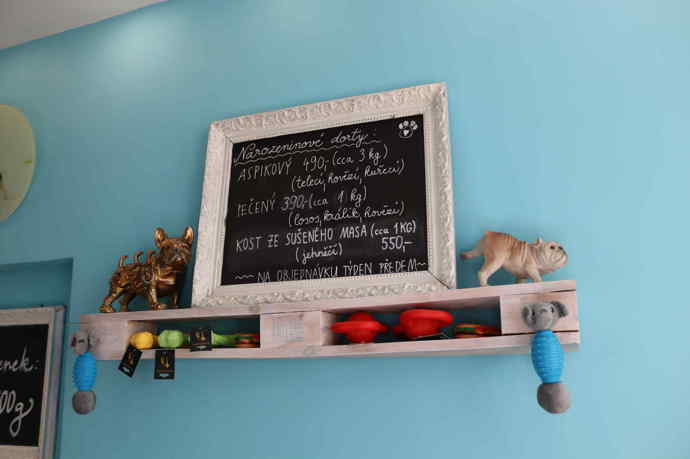 K objednání jsou velké psí dorty na pořádné psí oslavy svátků či narozeniny. Jejich cena zdaleka není závratná a jsou vyrobené jen z čistých surovin pro pejsky. 