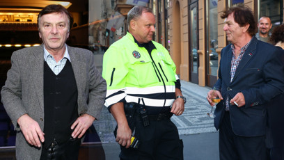 FOTO: Pavel Trávníček si popovídal s policií.