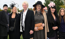 Bohuš Matuš na roztrhání, krásná Mátlová s partnerem či elegantní Hrubešová. Celebrity na Velké pardubické 