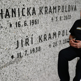 Hrob Jiřího Krampola má konečně finální podobu.