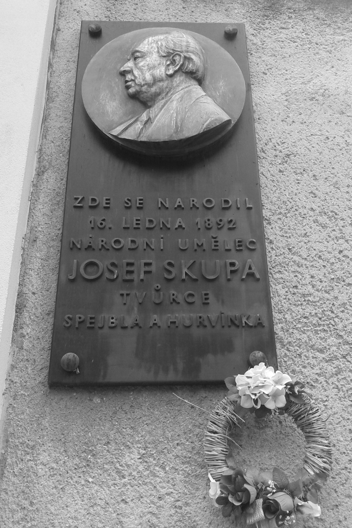 Pamětní deska Josefa Spejbla na Velkém náměstí v jeho rodných Strakonicích.