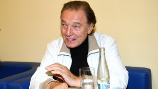Karel Gott byl pět let po podpisu Anticharty vydírán: Anonym po něm chtěl jako výkupné 3 miliony korun