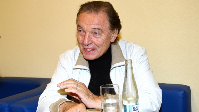 Karel Gott byl pět let po podpisu Anticharty vydírán: Anonym po něm chtěl jako výkupné 3 miliony korun