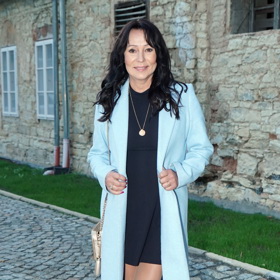 Heidi Janků ráda nosí tyrkysový podzimní kabát, pod který se hodí malé černé šaty a vysoké semišové kozačky. 