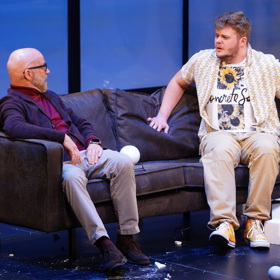 Hynek Čermák se synem Bořkem na jednom jevišti. Prozradí je prý stejná gesta a také hlas. 