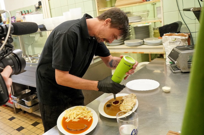 Kolega a pomocník majitele Michala.