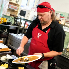 Majitel a kuchař hospody Michal.