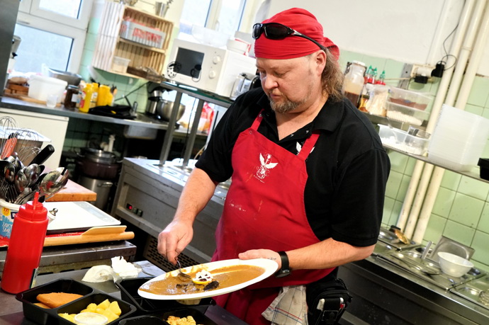 Majitel a kuchař hospody Michal.