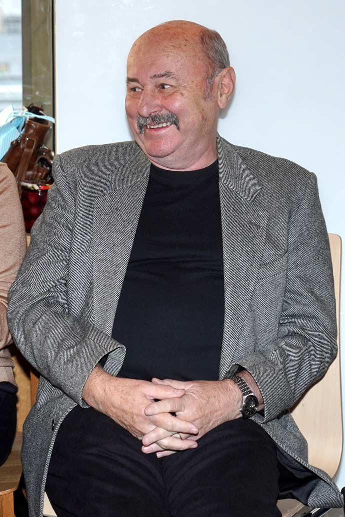 Pan Jaroslav celý křest zpovzdálí sledoval a byl na svoji manželku pyšný. 