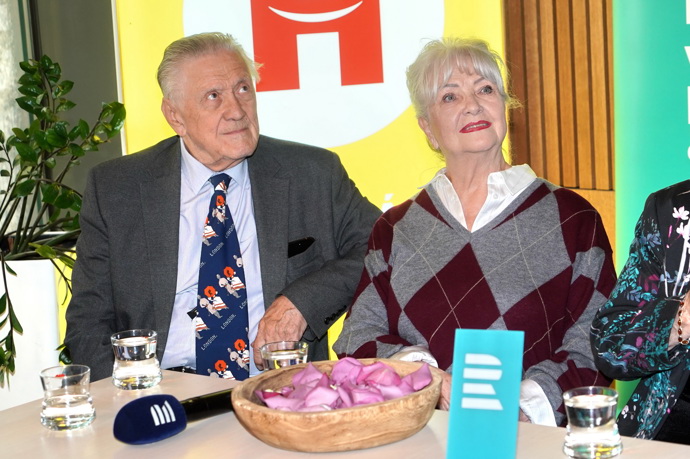 Do společnosti ho doprovázela manželka Carmen Mayerová. 