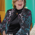 Knihu si herecká legenda nadělila ke svým 90. narozeninám. 