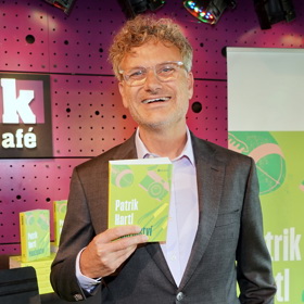 Nová kniha Patrika Hartla nese název Manželství. Na její křest oblékl spisovatel tmavě šedý oblek a bílou košili. 