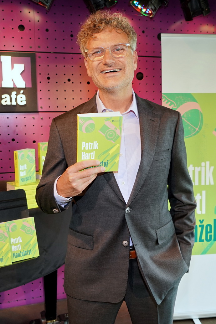 Nová kniha Patrika Hartla nese název Manželství. Na její křest oblékl spisovatel tmavě šedý oblek a bílou košili. 