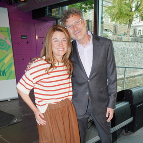 Manželka Patrika Hartla doplnila svůj outfit bílými teniskami. 