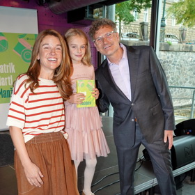 Nechyběla ani Hartlova manželka Martinka. Ta oblékla bílé tričko s červenými proužky a hnědou sukni s pružným pasem. 