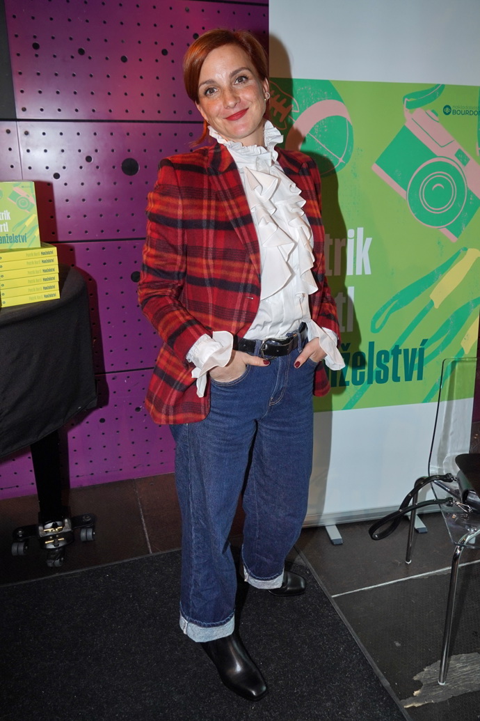 Kostkované sako je naopak výrazným kouskem, který si žádá jednobarevné doplnění. Halenka ale může mít zajímavé detaily, jako třeba volány.