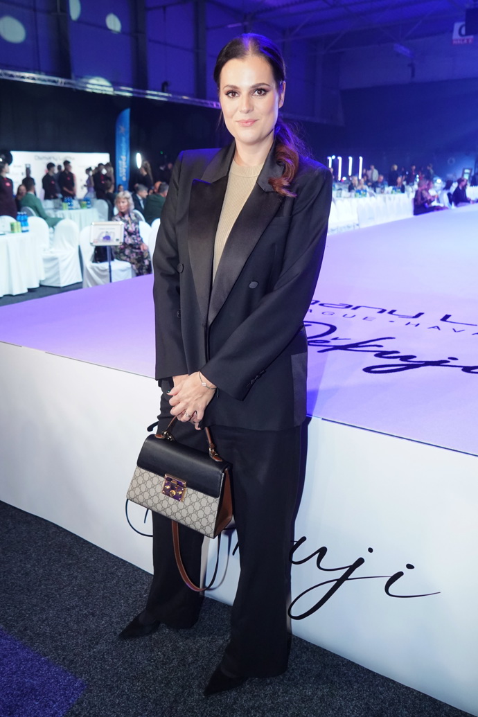 Ornella Koktová vsadila na osvědčenou kombinaci černého oversize saka, černých kalhot a výrazné kabelky Gucci. 