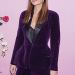 Moderátorka Daniela Brzobohatá oblékla sametový kalhotový kostým v trendy fialové barvě.