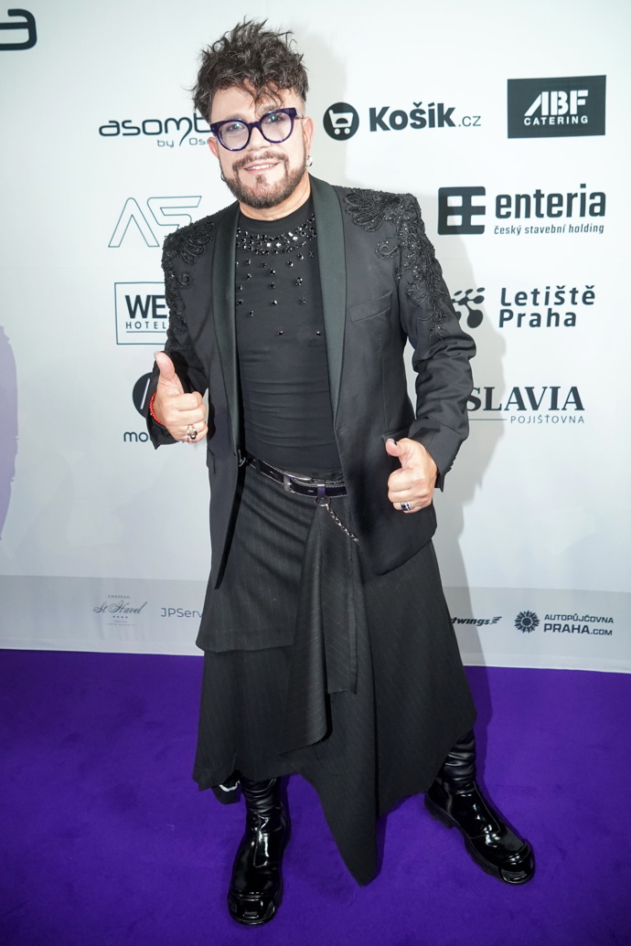 Oslavenec Osmany Laffita se spolehnul na kompletně černý outfit, kterému dominoval černý kabát. 