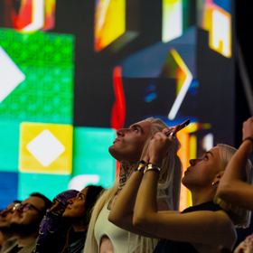 Přítomní hosté si večer plný umění užívali.