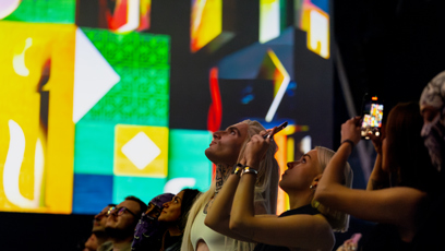 FOTO: Přítomní hosti si večer plný umění užívali.