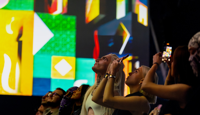 Přítomní hosté si večer plný umění užívali.