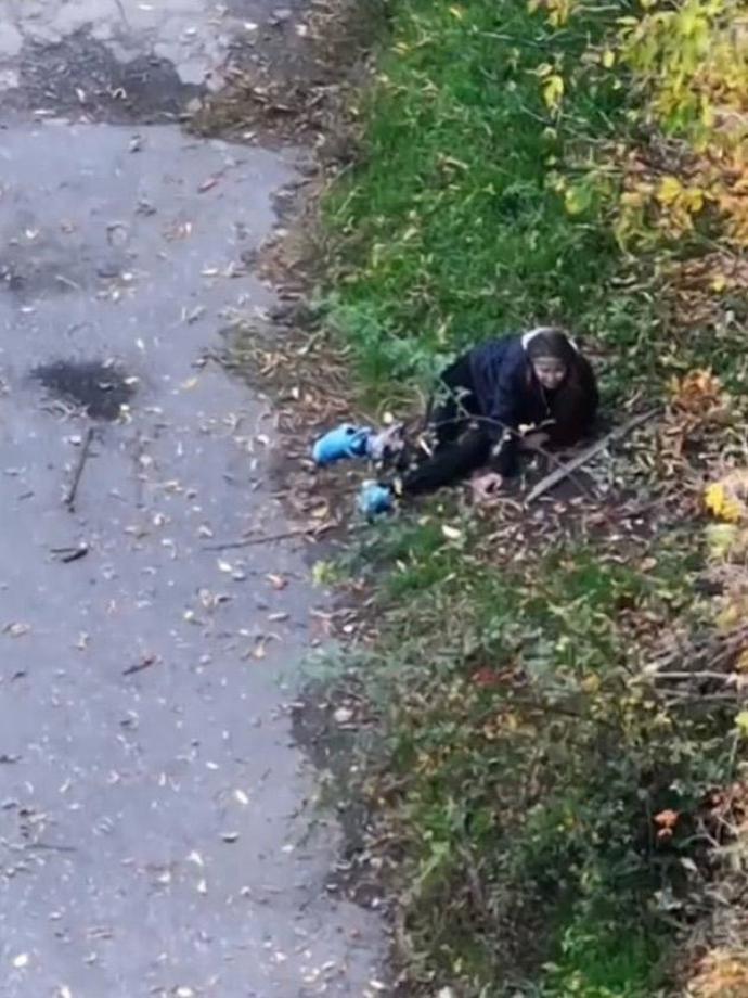 Další žena skončila se zlomenýma nohama. 