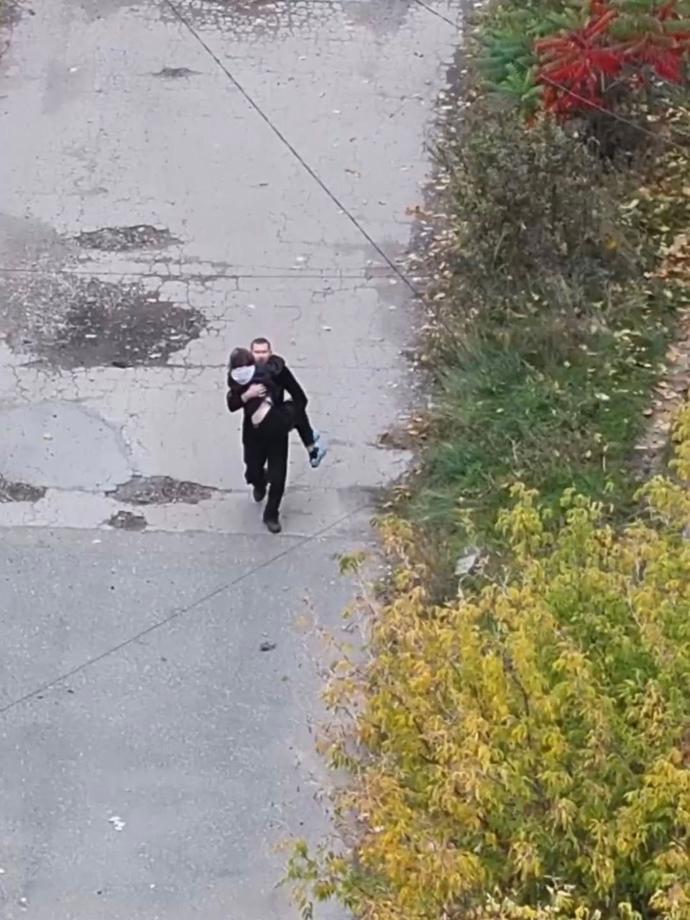 Muž se pokusil zachránit zraněnou ženu v Pokrovsku. 