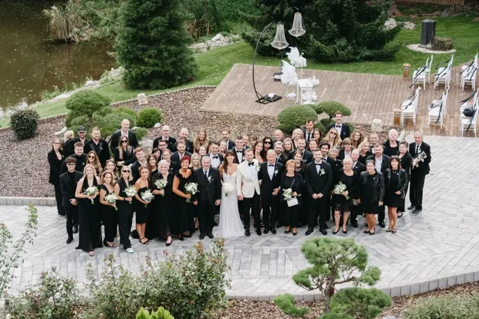 Svatebčané na svatbě stylistky a vizážistky Nikoly Jankovské v černých modelech se špetkou bílé. 