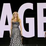 Gillian Anderson vypadá na prahu šedesátky lépe než kdy dřív.