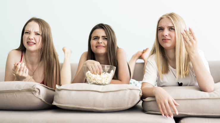 sledování televize s přáteli, skupina přátel