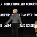 Osmdesátiletá dáma Helen Mirren opanovala přehlídku v Paříži v metalickém topu, černých rukavicích a stejně barevných kalhotách.
