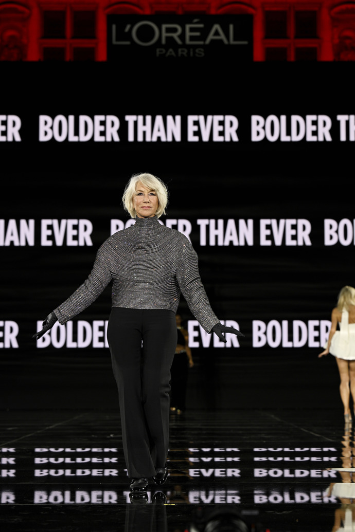 Osmdesátiletá dáma Helen Mirren opanovala přehlídku v Paříži v metalickém topu, černých rukavicích a stejně barevných kalhotách.