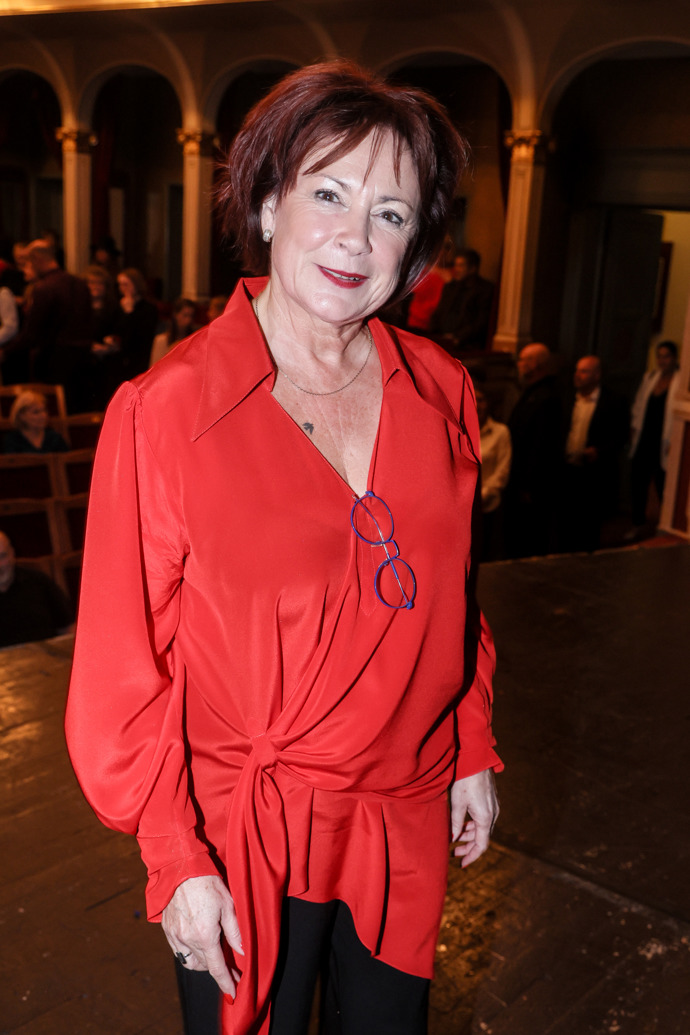 Herečka Ilona Svobodová vsadila na jednoduchý, ale nepřehlédnutelný outfit, kterému dominovala červená košile.