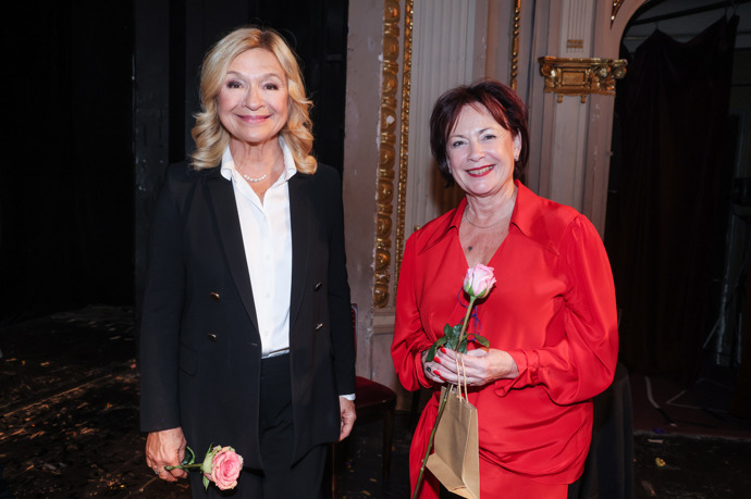 Ilona Svobodová se v noblesním, ale výrazném outfitu zúčastnila v roli porotkyně akce Roztančené divadlo stejně jako její kolegyně Jana Paulová. Ta naopak vsadila na černobílou klasiku