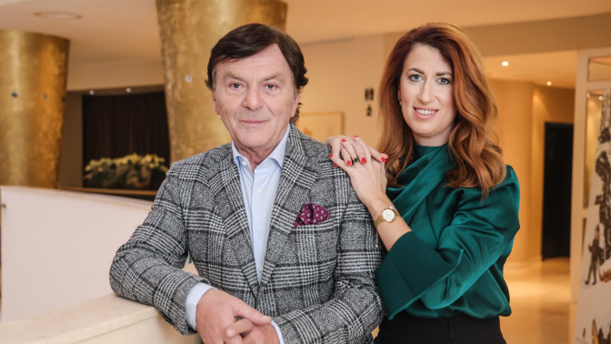 Pavel Trávníček se s manželkou Monikou seznámil díky pořadu DO-RE-MI. Zaujala ho červenými vlasy