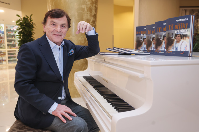 Jeho hlasem k nám promlouvají světové hvězdy, například Alan Alda nebo Alain Delon.