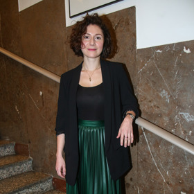 Plisovanou sukni nosí třeba herečka Martha Issová, která svůj tmavě zelený kousek zkombinovala se sakem volnějšího střihu.